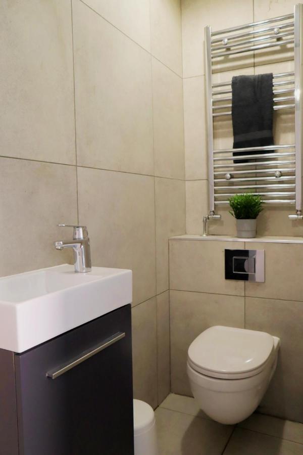Urban Chic: Trendy 2-Bedroom with Smart Amenities Bournemouth Exterior photo